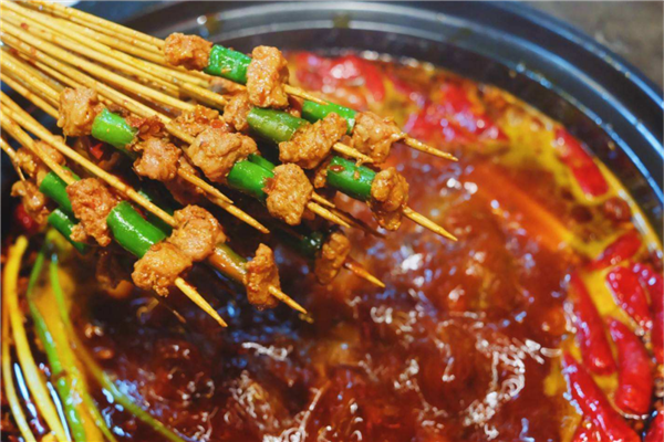 最好吃的地摊小吃 串串香食材丰富 凉皮清凉解暑