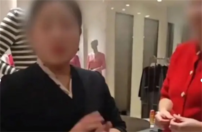 男子带母亲试穿羊毛衫后未买遭嘲讽 映射出的哪些问题