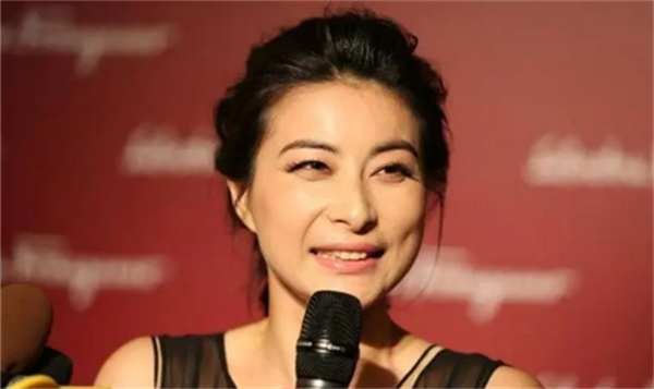 郭晶晶面相有哪些特征（鼻直如削）
