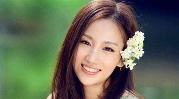 性格霸道女性面相什么样的（额头高广）