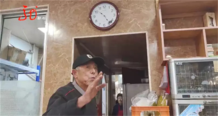 文旅局给小吃店大爷镶牙 这到底怎么回事