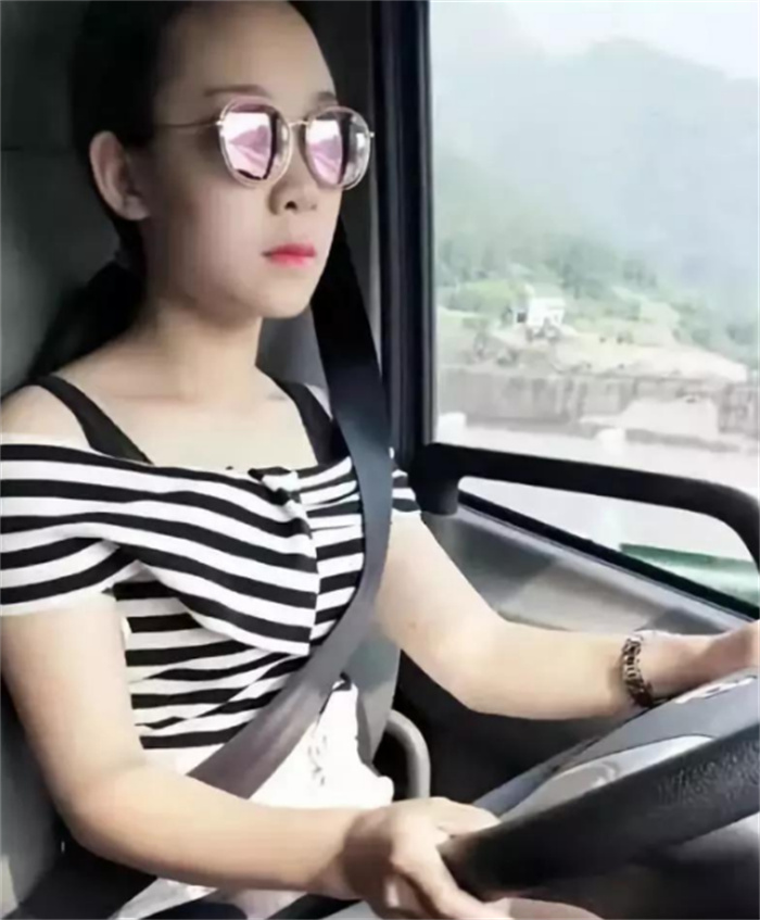 云南95后小姑娘不到1m6 却开9米六长的货车（货车司机）