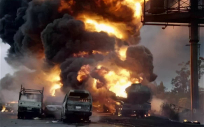 油罐车连续两次爆炸 现场惨不忍睹（油罐爆炸）