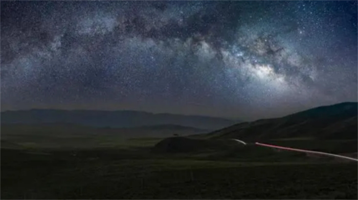 宇宙并非永恒  英国物理学家认为  宇宙将在黑洞中不断毁灭重生