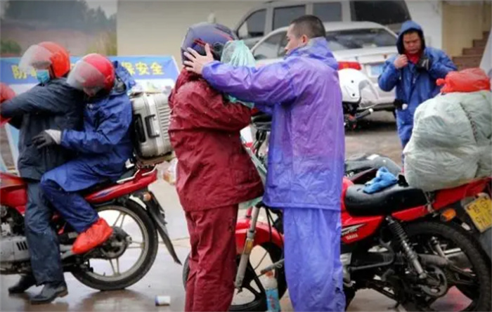 农民工过年回家 为啥喜欢骑摩托车(回家过年)