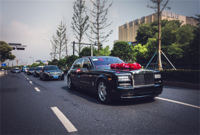 新郎彩礼少给两万 新娘因此不肯下车（当代婚姻）