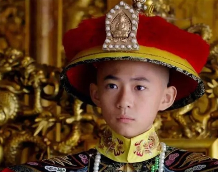 康熙辅政四大臣与同治顾命八大臣有何区别？为何后者轻易被废？
