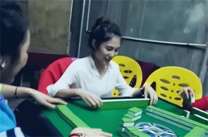 女子打麻将害死孩子 丈夫砍掉妻子手臂（麻将上瘾）