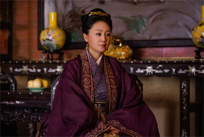 朱元璋说不想当皇帝，马皇后听后扭头坐龙椅上，让朱元璋敬爱一生