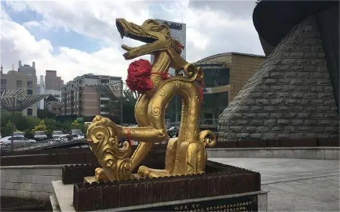 1965年  一男子修猪圈  挖出一个像龙又像狗的物件