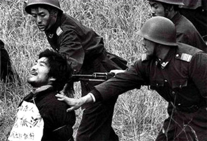 西安小黑二十来岁杀十一人，没文化却爱学法律，认罪书写五个大字