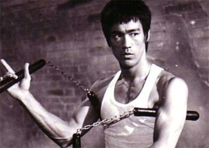 在李小龙儿子拍戏途中，向他开出致命一枪的那个男人，结局如何？