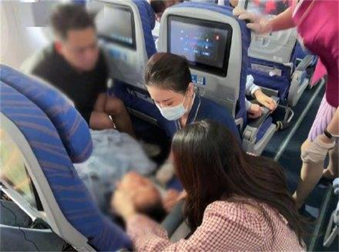 某航班为12岁孩子又滑回了停机坪 飞机航班滑回停机坪