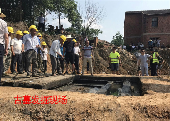 全国重点古墓群被盗  守墓人发现之后不敢上报  自己填了盗洞