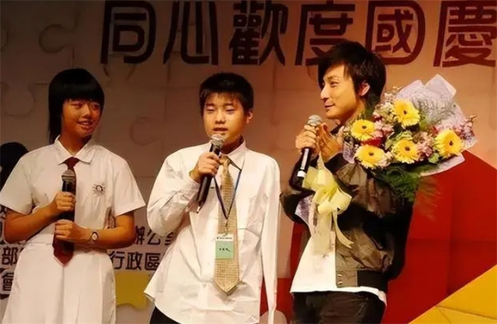 汶川地震中，那个为救同学“自断左臂”的12岁少年，如今怎么样了