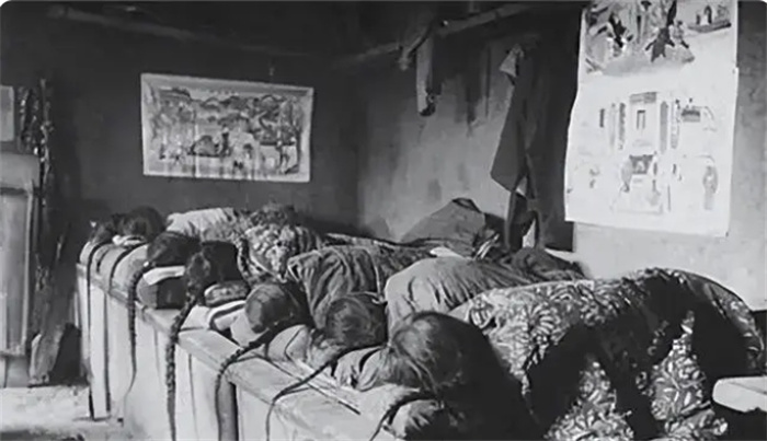 清末老照片：穷人找虱子，宫女晾被子，1901年的紫禁城荒草没膝