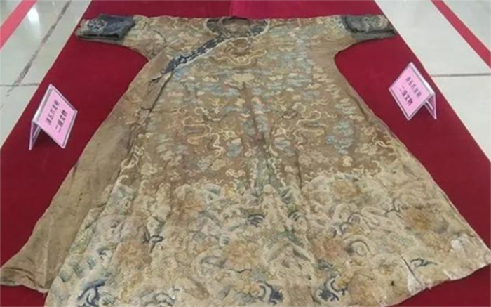 团伙盗取40多座古墓 甚至还穿着龙袍炫耀（盗墓团伙）
