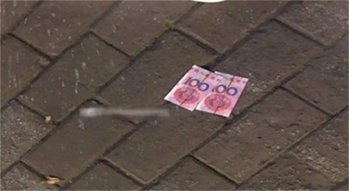 14年成都大妈捡到5张百元大钞  揣回家后发现背面字迹  赶紧报警