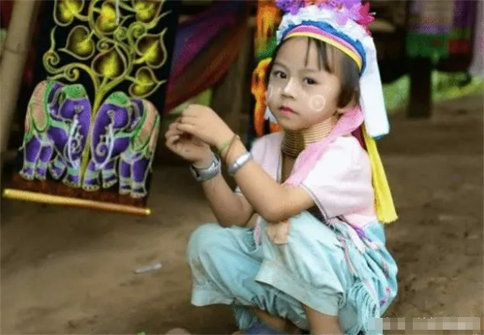 5岁就被迫戴铜圈的长颈族，一生只能摘3次，是美丽还是枷锁？