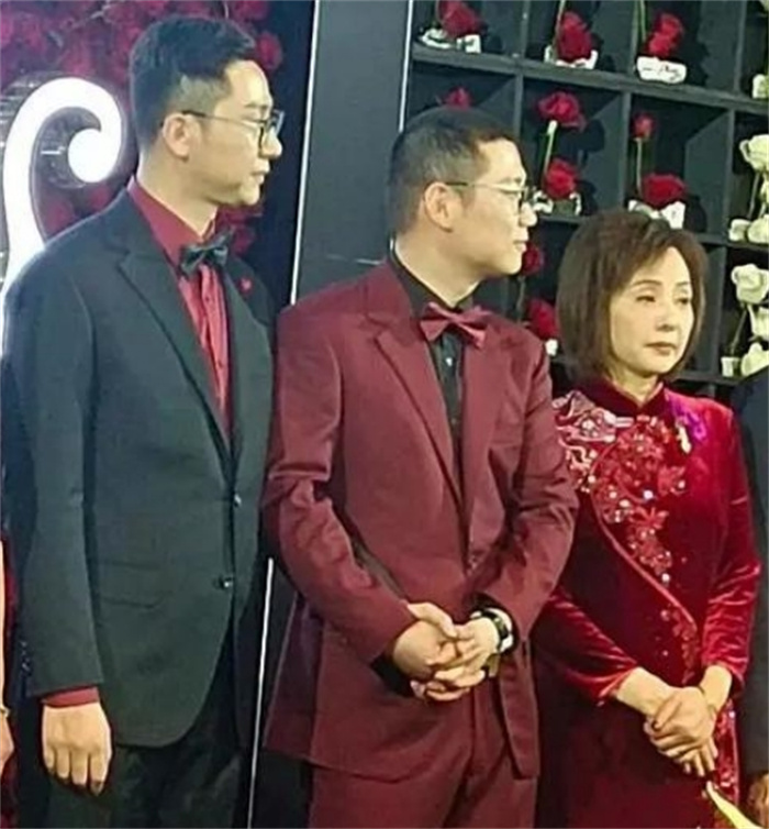 俩男子在酒店举办婚礼 现场拥吻秀恩爱（同性婚礼）