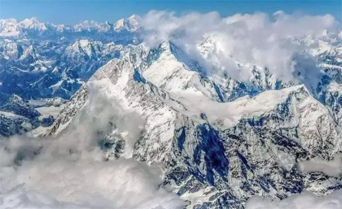 中国登山者在珠峰遇难，原因为“失温”致幻？遗骸为何难以运回？