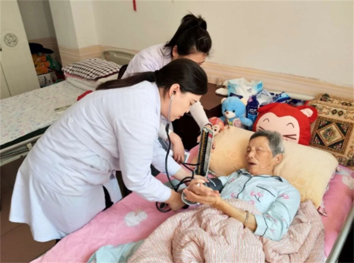 20年江苏保姆闷死83岁老人，淡定向雇主讨“喜钱”，不知屋里有监