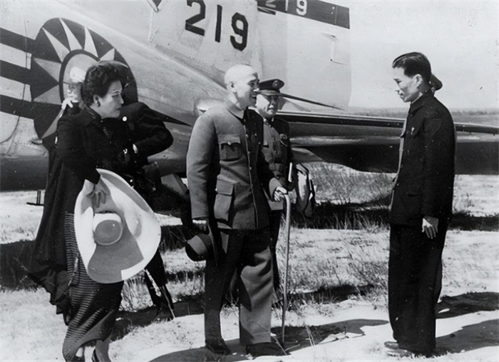 1949年蒋介石败退台湾，手里还剩多少军力？说出来让人难以接受