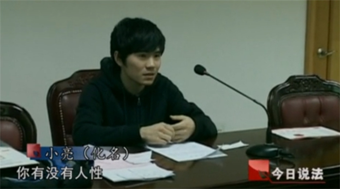 2010年，21岁儿子将亲妈告上法庭，大骂其毫无人性，法院却判无罪