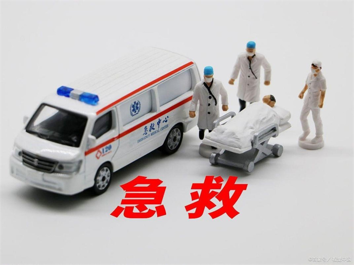 救护车压坏菜 女摊主拦救护车不让走