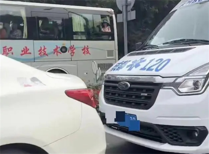 倔强司机拒绝给救护车让路：凭啥让你  扣分怎么办 你说得轻巧