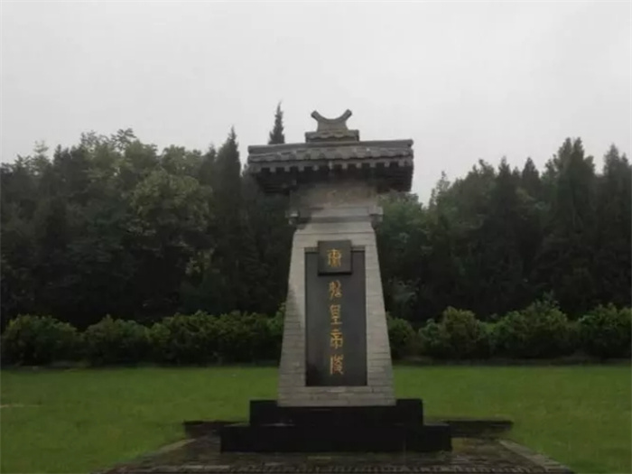 秦始皇陵为何难以发掘，无人觊觎里面宝藏？你看山顶石榴树就明白