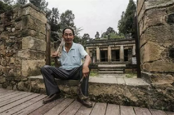 面对专家，守墓人迟迟不肯说出墓主身份，最后说出真相背景吓人