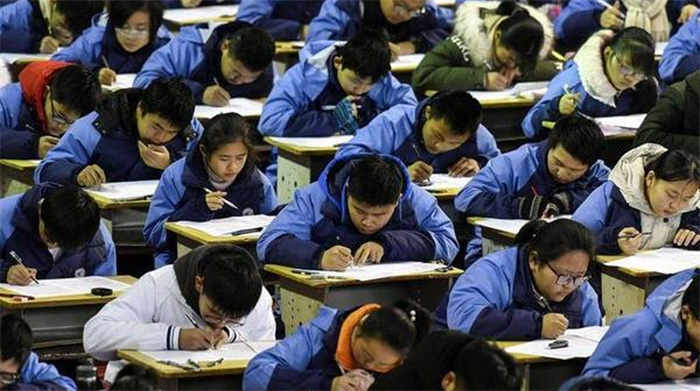 男生中考忘涂机读卡妈妈大哭 中考忘涂读卡妈妈得知痛哭