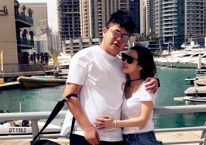 回顾  富二代张晓恩  追网红掷3亿抛妻弃女  破产后网红另寻新欢