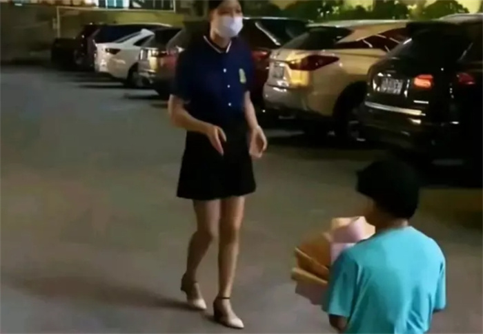 漂亮足浴妹子用50万积蓄，追求45岁客人，生下孩子后客人不见了