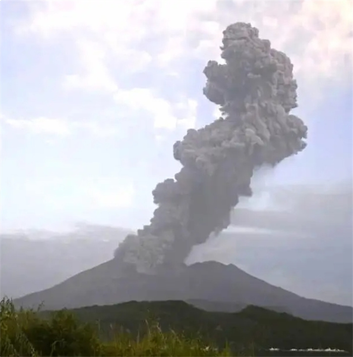 日本这座从海底长出来的火山又喷发了，百年前曾经喷出30亿吨熔岩