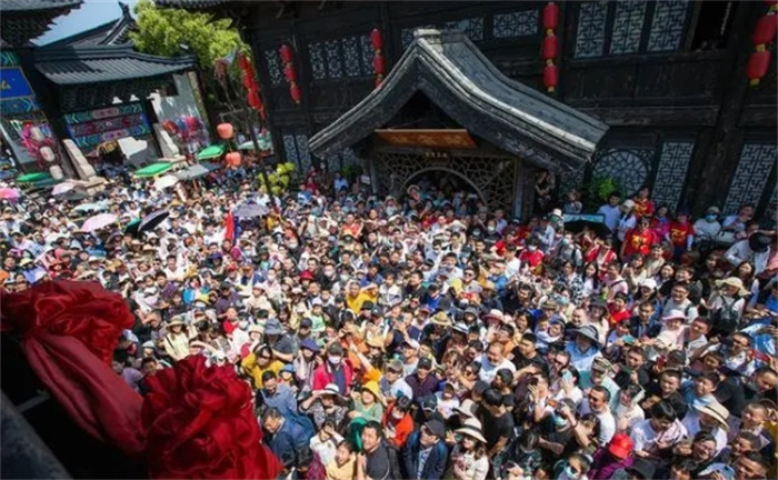兵马俑身上发现神秘指纹，研究后揭秘了其真实身份，年龄只有14岁