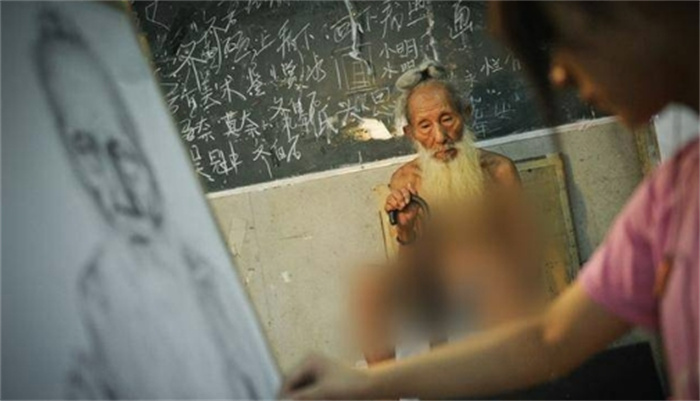 87岁“裸模”找24岁女友，遭8个子女嫌弃，看到人性的恶！