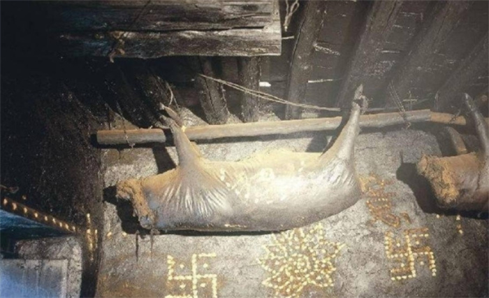 在房梁上悬挂53年的臭猪肉，你敢吃吗？当地人：有钱都买不来