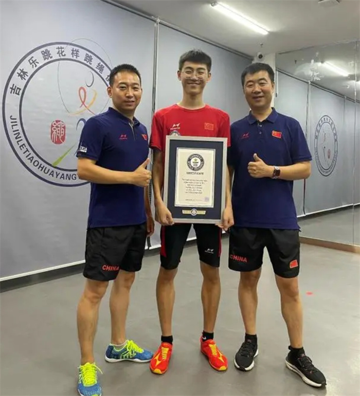世界上跳绳最多的人 17岁的中国男孩（跳绳达人）