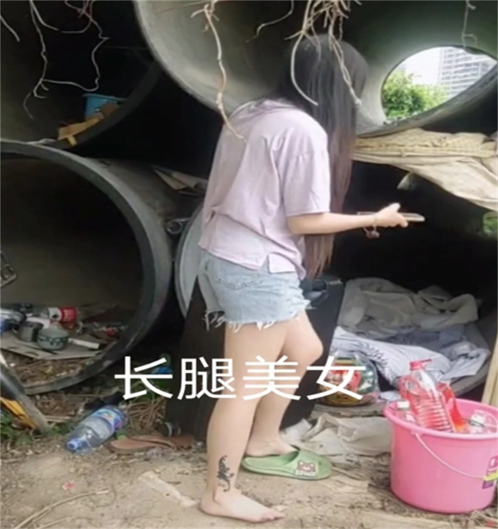 长腿美女睡到管道里 经常有男人围观（流浪大神）