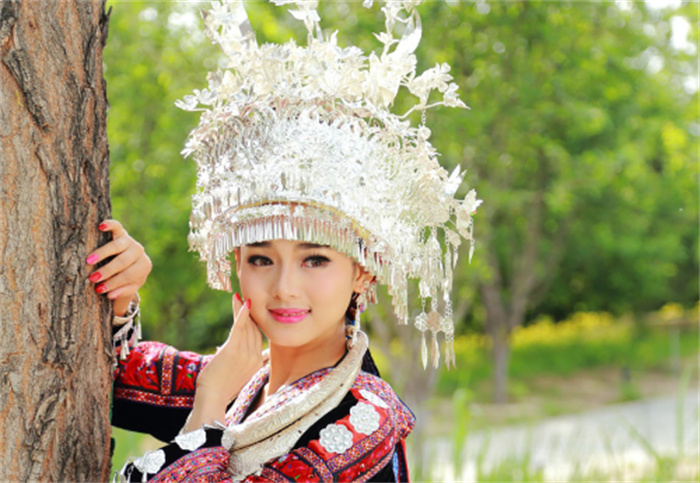 一年四季穿超短裙的女性 就在我国某族(超短裙之乡）