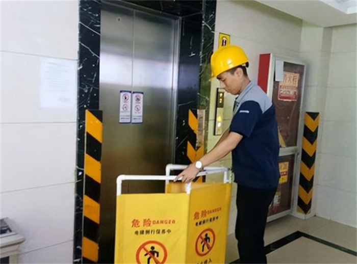 电梯在坠落之前的瞬间 跳起来能否保命（电梯自救）