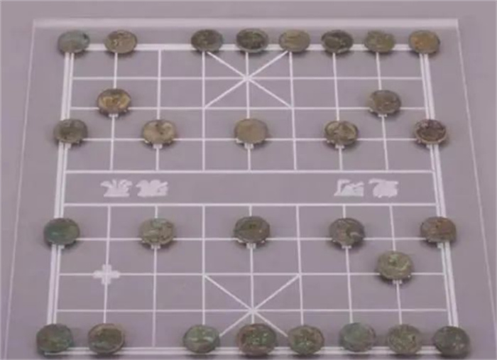 考古专家发现一副铜象棋 其中居然少了两枚（古墓象棋）