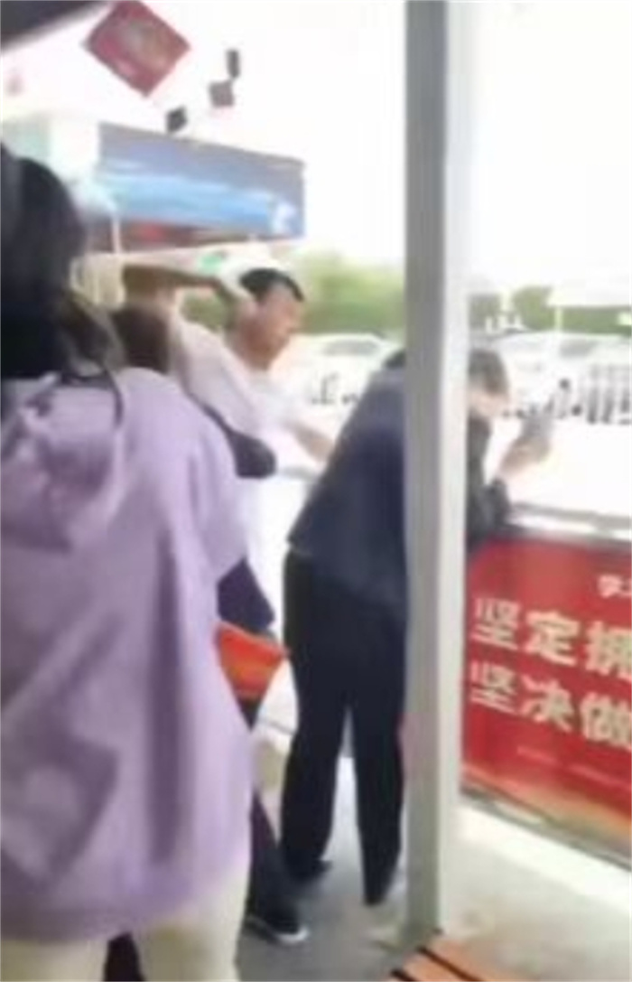 兵马俑女讲解员疑遭“黑导游”殴打 黑导游殴打正规导游致其受伤