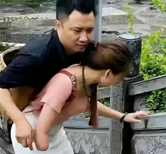 “连体夫妻”爆红后，无腿男抛弃断臂妻子另寻新欢，现状令人唏嘘