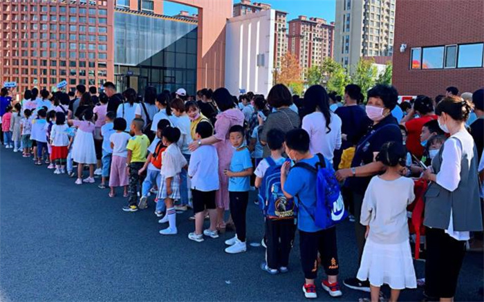 最难入学年 多地发布小学学位预警 义务教育入学压力大