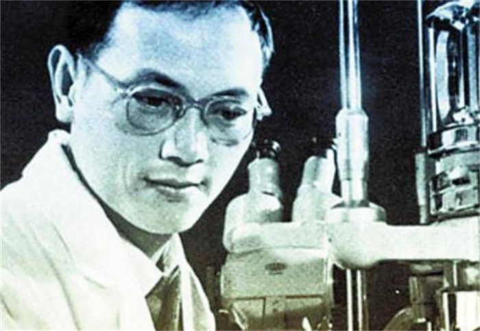 此科学家沙漠探险  为节约国家经费 自己找水源被“外星人”带走