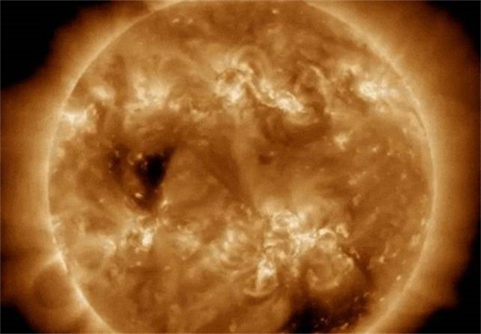 太阳上出现今年第二个“巨洞” 本周地球将遭受太阳风袭击