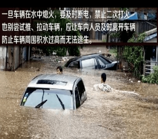 福建暴雨男子开车被淹最后踹车门逃生